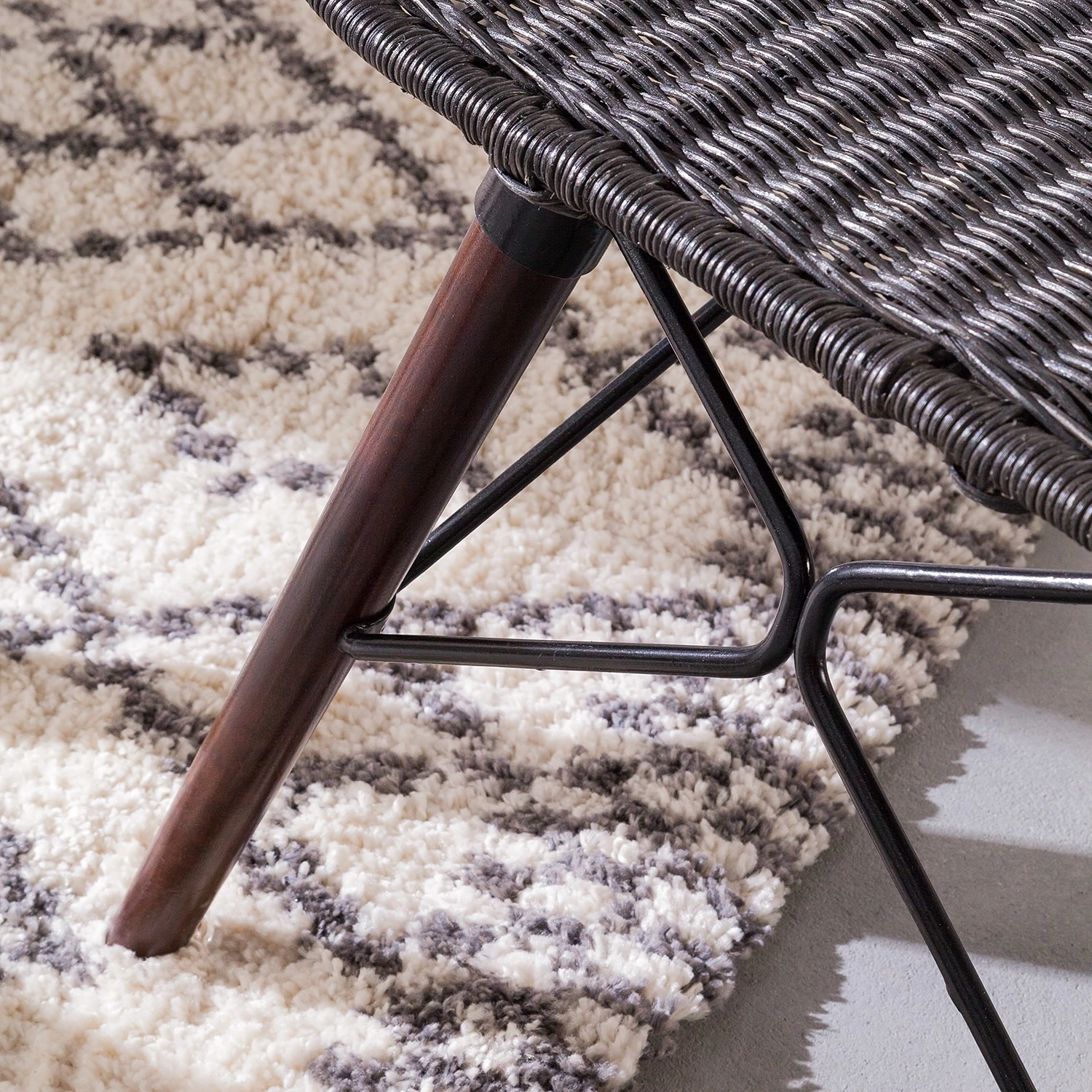 Eva Padberg Collection Armlehnenstuhl Le Gaillard - Rattan / Mango massiv - Schwarz / Dunkelbraun 14 Eva Padberg Collection Armlehnenstuhl Le Gaillard - Rattan / Mango massiv - Schwarz / Dunkelbraun – Bild 14