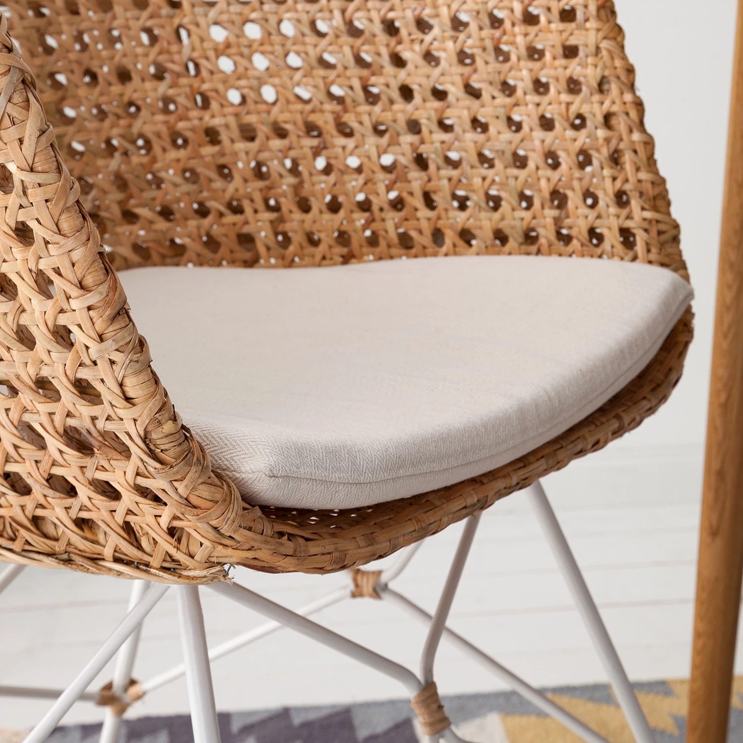Mørteens Armlehnenstuhl Nokomai - (inkl. Sitzkissen) - Rattan / Metall - Rattan / Weiß 10 Mørteens Armlehnenstuhl Nokomai - (inkl. Sitzkissen) - Rattan / Metall - Rattan / Weiß – Bild 10