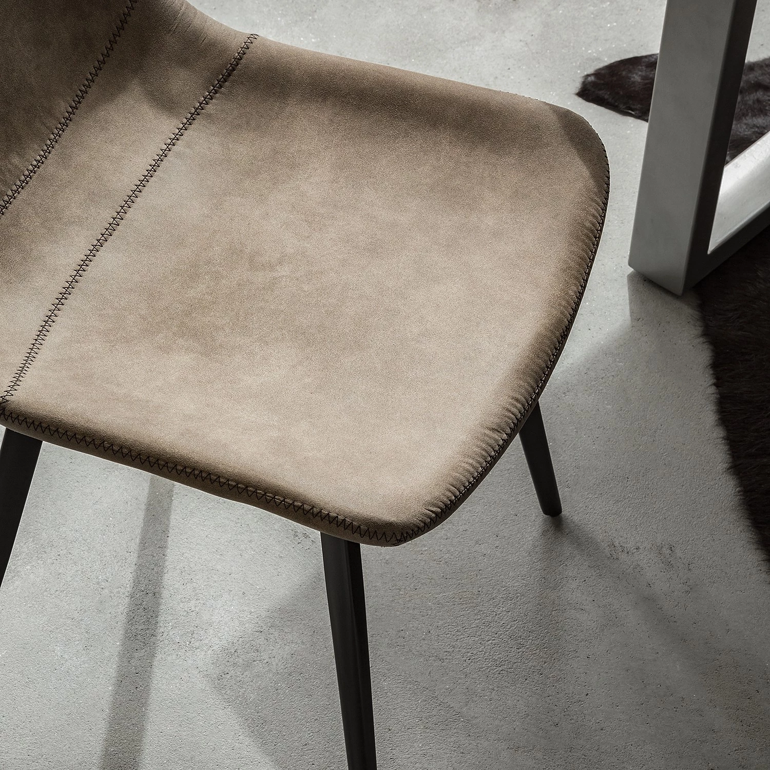 Ars manufacti Polsterstuhl Teini (2er-Set) - Microfaser / Stahl - Microfaser Colby: Vintage Cappuccino 8 Ars manufacti Polsterstuhl Teini (2er-Set) - Microfaser / Stahl - Microfaser Colby: Vintage Cappuccino – Bild 8