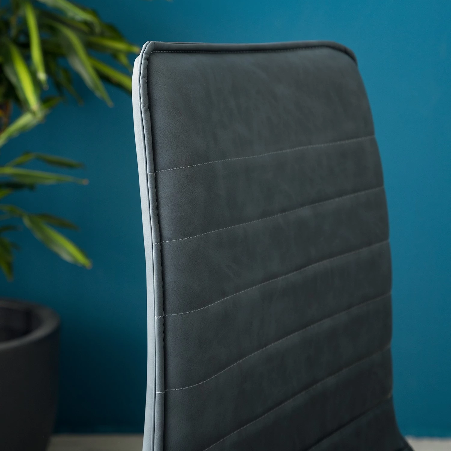 Mørteens Freischwinger Lylen (2er-Set) - Kunstleder / Stahl - Schwarz - Vintage Blau 7 Mørteens Freischwinger Lylen (2er-Set) - Kunstleder / Stahl - Schwarz - Vintage Blau – Bild 7