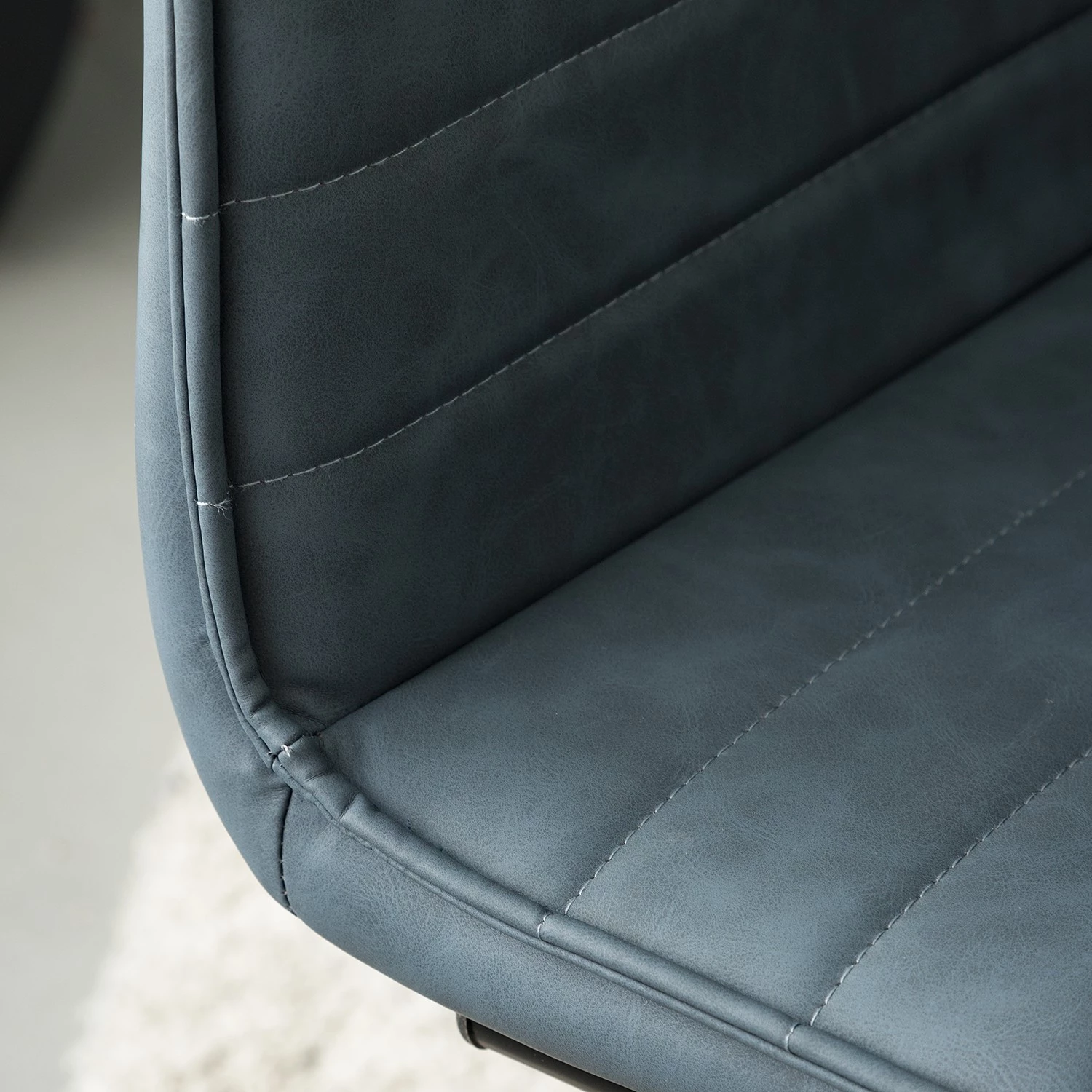 Mørteens Freischwinger Lylen (2er-Set) - Kunstleder / Stahl - Schwarz - Vintage Blau 8 Mørteens Freischwinger Lylen (2er-Set) - Kunstleder / Stahl - Schwarz - Vintage Blau – Bild 8