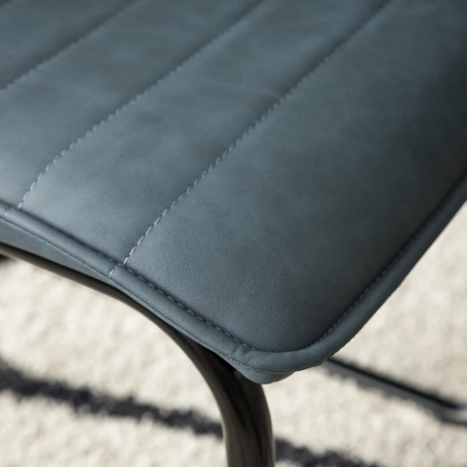 Mørteens Freischwinger Lylen (2er-Set) - Kunstleder / Stahl - Schwarz - Vintage Blau 10 Mørteens Freischwinger Lylen (2er-Set) - Kunstleder / Stahl - Schwarz - Vintage Blau – Bild 10