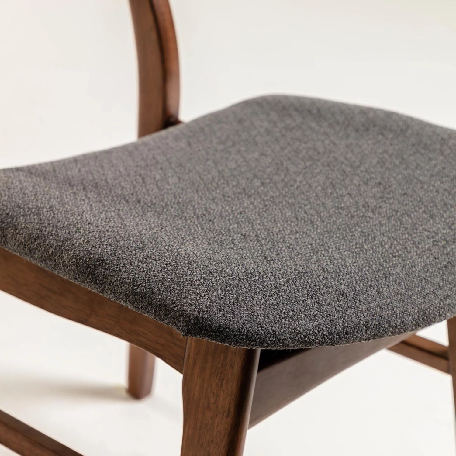 Norrwood Esszimmerstuhl Varkaus II (2er-Set) - Webstoff / Walnuss Furnier & Gummibaum massiv - Grau / Walnuss 6 Norrwood Esszimmerstuhl Varkaus II (2er-Set) - Webstoff / Walnuss Furnier & Gummibaum massiv - Grau / Walnuss – Bild 6