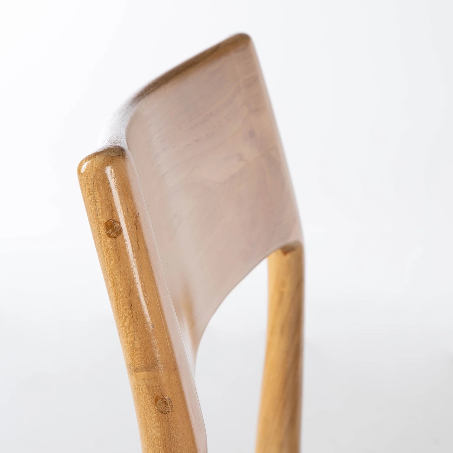 Ars manufacti Esszimmerstuhl Bourbourg - Echtleder / Teak massiv - Schwarz / Teak 5 Ars manufacti Esszimmerstuhl Bourbourg - Echtleder / Teak massiv - Schwarz / Teak – Bild 5