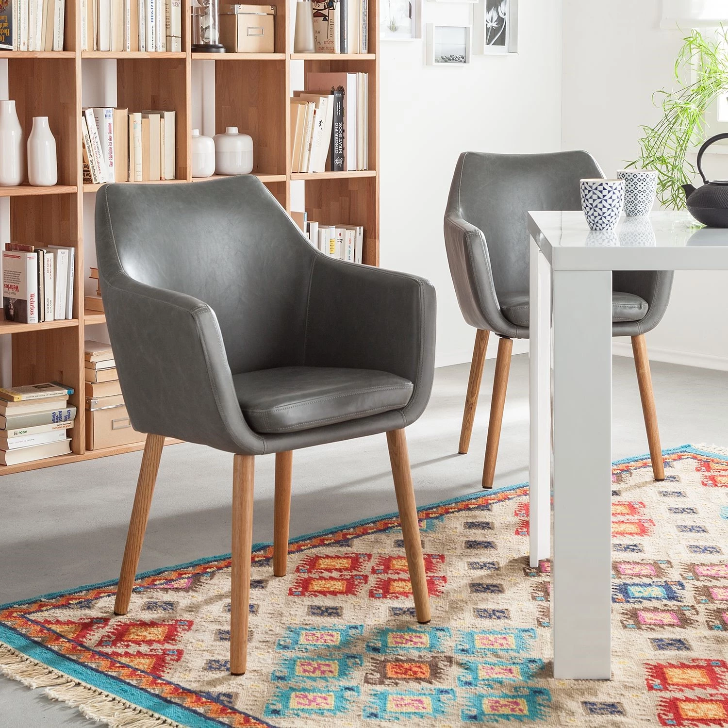 Mørteens Armlehnenstuhl Nicholas - Kunstleder Aken: Vintage Hellgrau - 2er Set 2 Mørteens Armlehnenstuhl Nicholas - Kunstleder Aken: Vintage Hellgrau - 2er Set – Bild 2