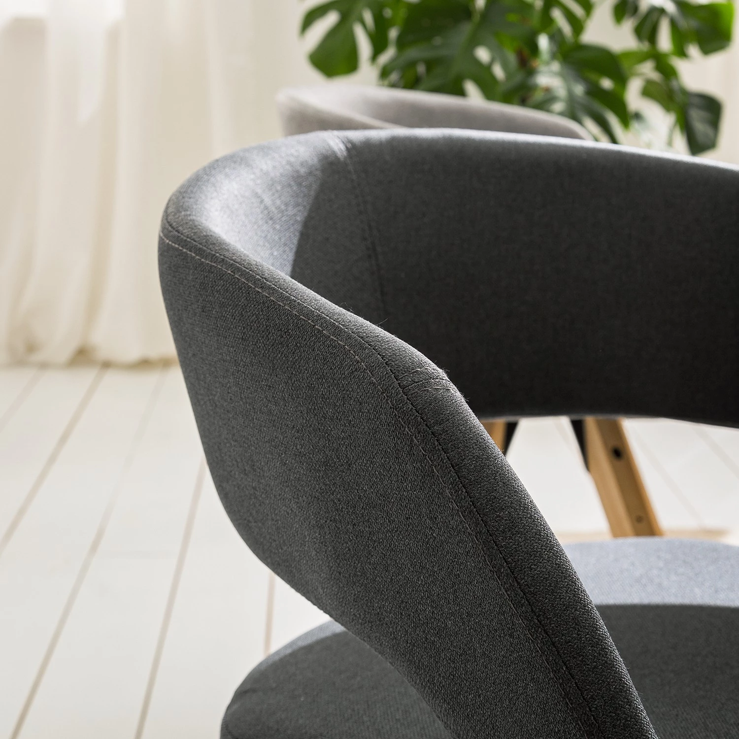 Mørteens Armlehnenstuhl Buggio - Webstoff / Gummibaum massiv - Webstoff Cors: Dunkelgrau - 2er Set 14 Mørteens Armlehnenstuhl Buggio - Webstoff / Gummibaum massiv - Webstoff Cors: Dunkelgrau - 2er Set – Bild 14